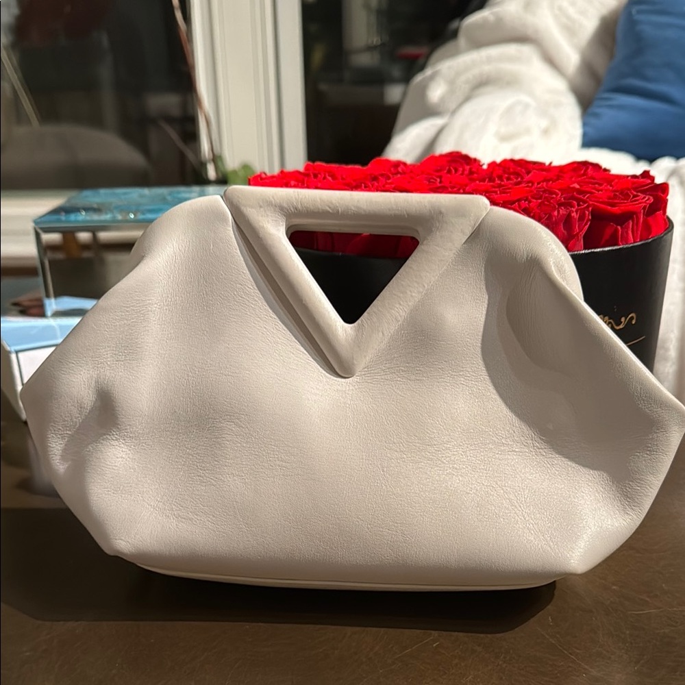 Bottega Veneta White Sculptural Clutch with Two-Tone Elegance